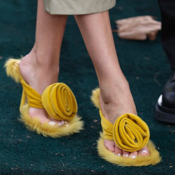 BURBERRY YELLOW VELVET & SHEARLING STEP ROSE SANDALS SIZE 37.5 NIB - Picture 2 of 10